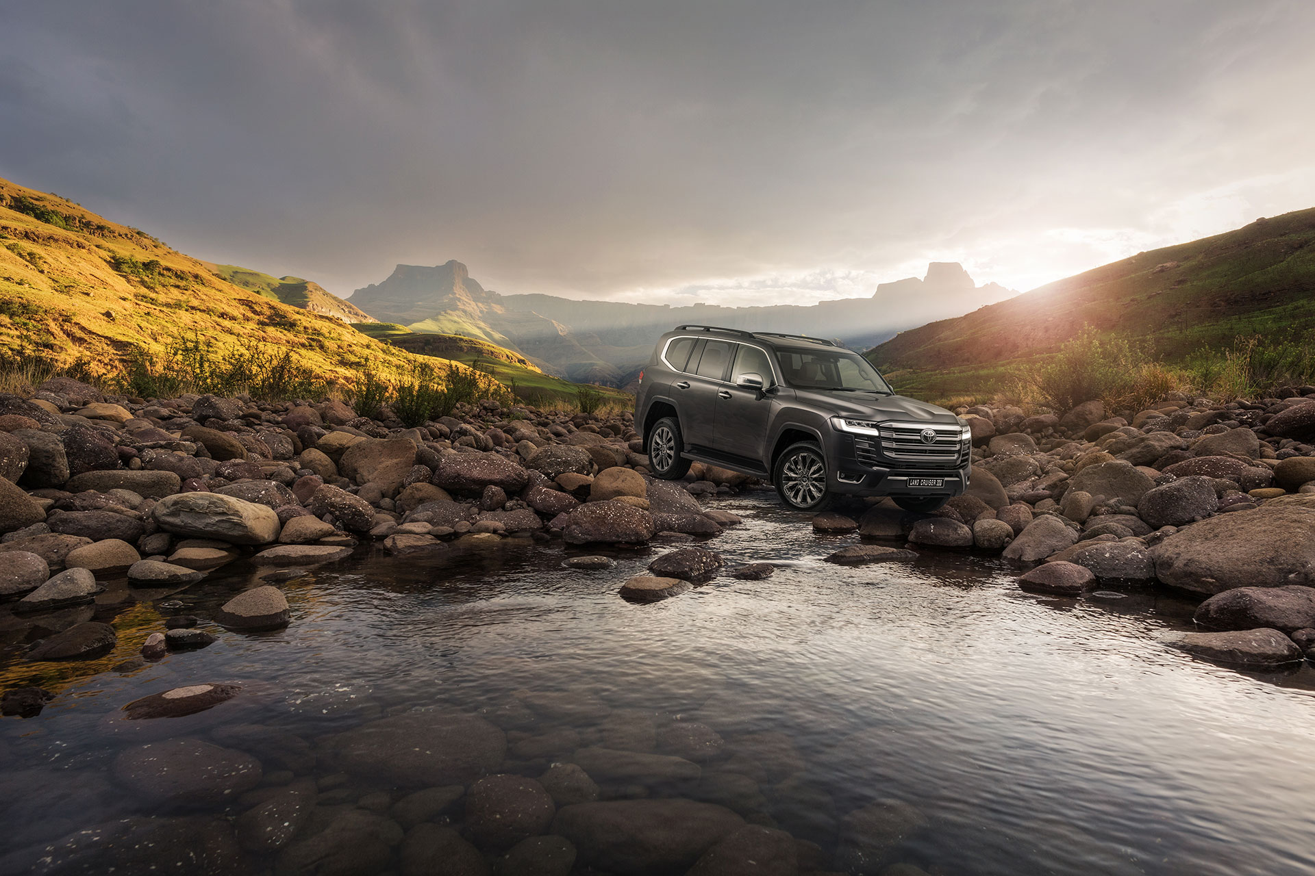 Toyota-Land-Cruiser-In-The-Mountains